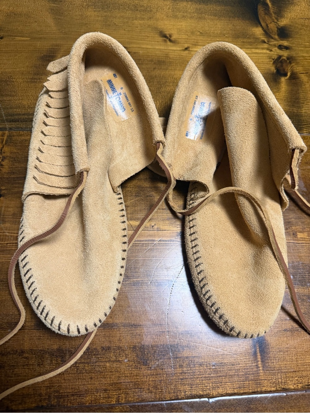 Minnetonka Women's
Classic Fringe Softsole Moccasin Boots
- Tan Suede - Size 6